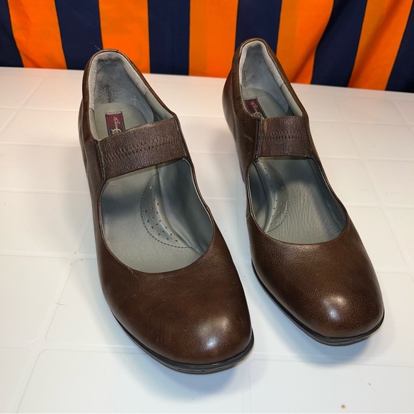 Women’s Born Crown Acorn Bottom Brown Leather Comfort Heels Size 11/43 - Picture 3 of 6